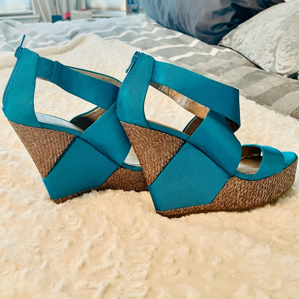 BCBG wedge open toe shoes size 8.5 in rich Emerald Green